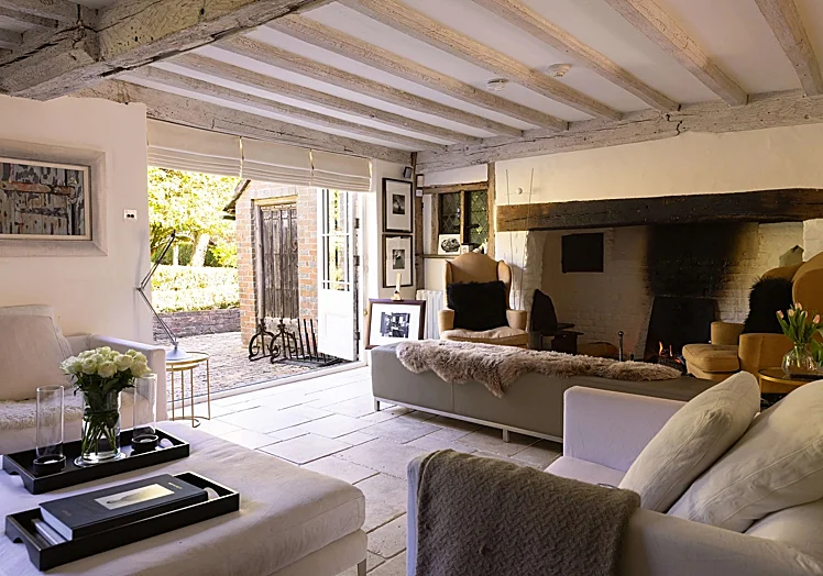 La grande salle avec vue sur la vieille maison.