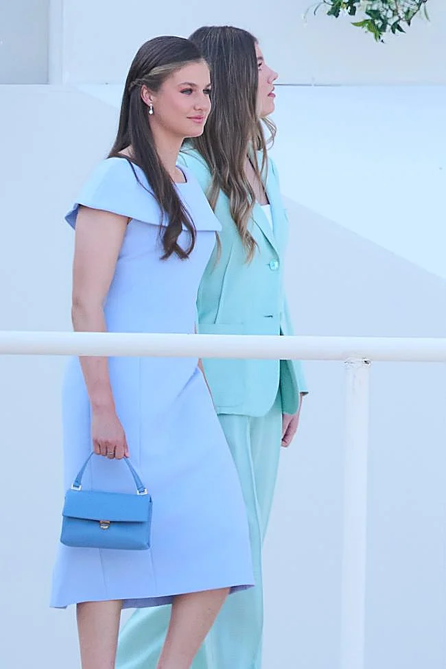 La princesse Leonor avec l'infante Sofia lors de la visite du pape Léon XIV.