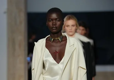 Ce sont les débuts de Maria Grazia Chiuri dans Fendi Haute Couture : une ode à la féminité italienne dans une touche sensuelle et chic