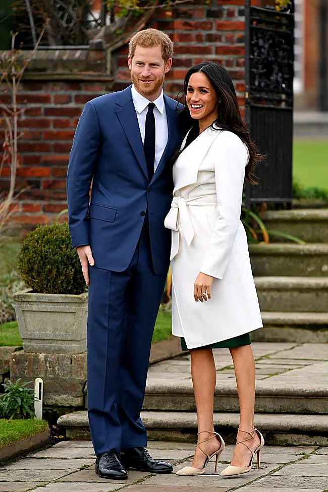 Meghan Markle en manteau blanc et robe verte en 2027.