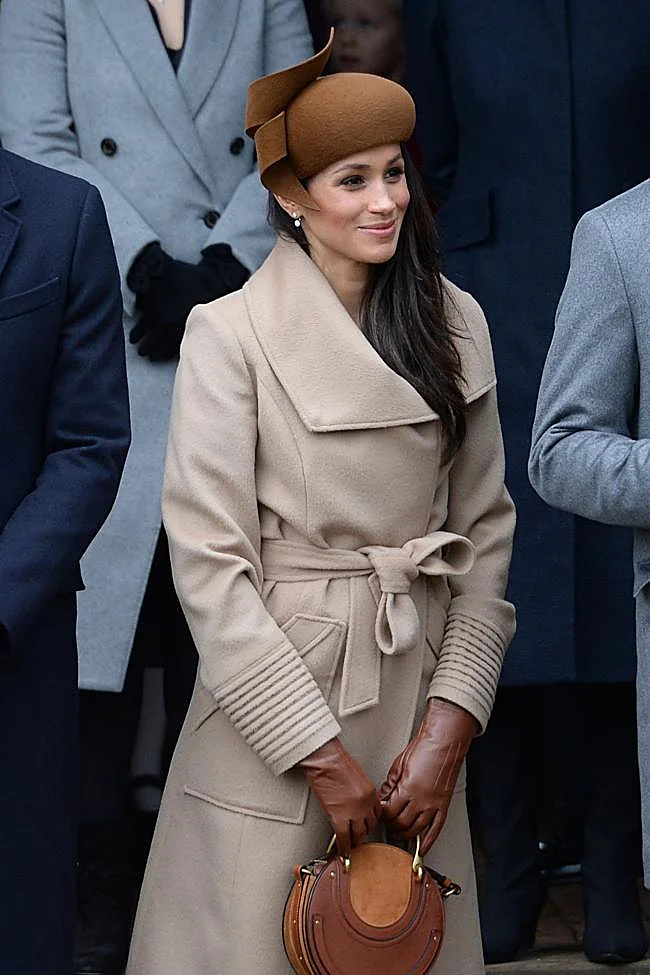 Meghan Markle en manteau écru et accessoires à Sandringham, Norfolk.