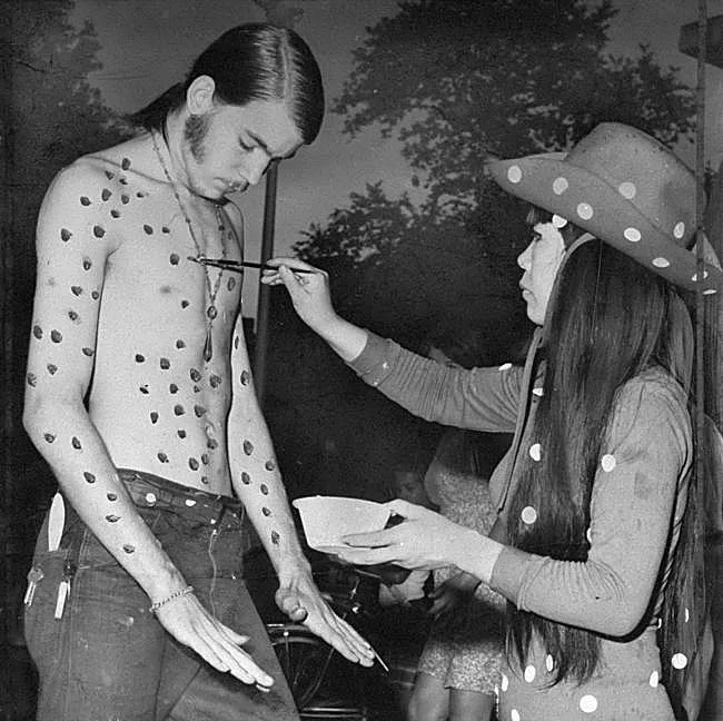 Yayoi Kusama peignant le corps de Kent Feathergill lors d'une de ses performances à New York.