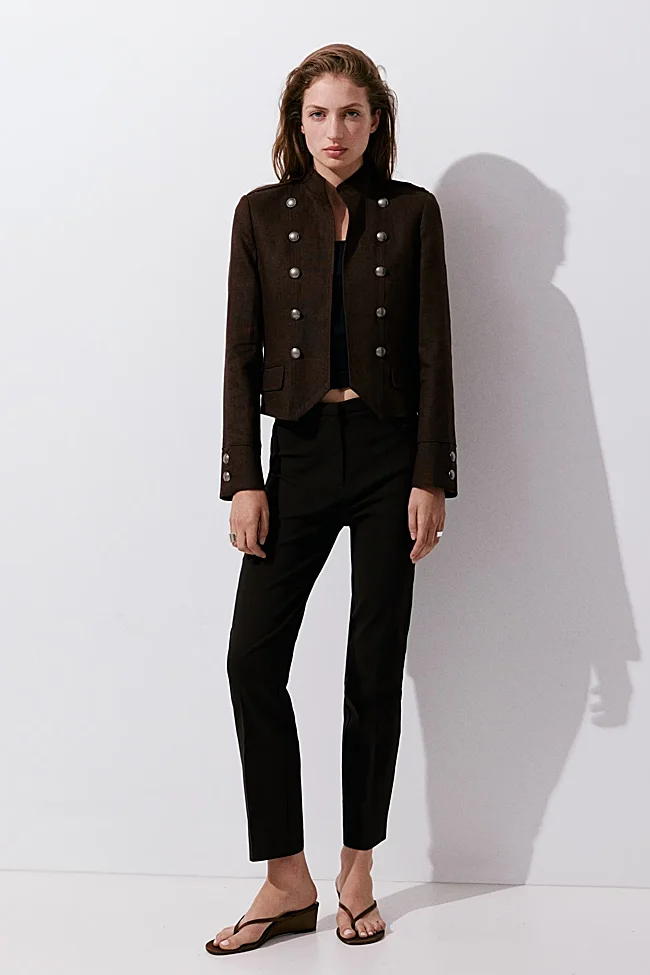 Pantalon marron chocolat Mango (25,99 euros)