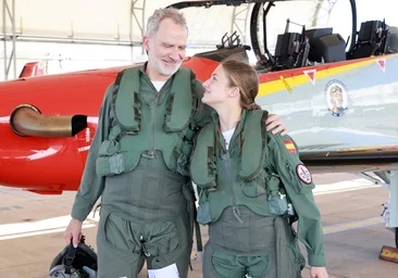 La princesse Leonor et le roi Felipe effectuent leur premier vol ensemble avec des gestes d'affection : 