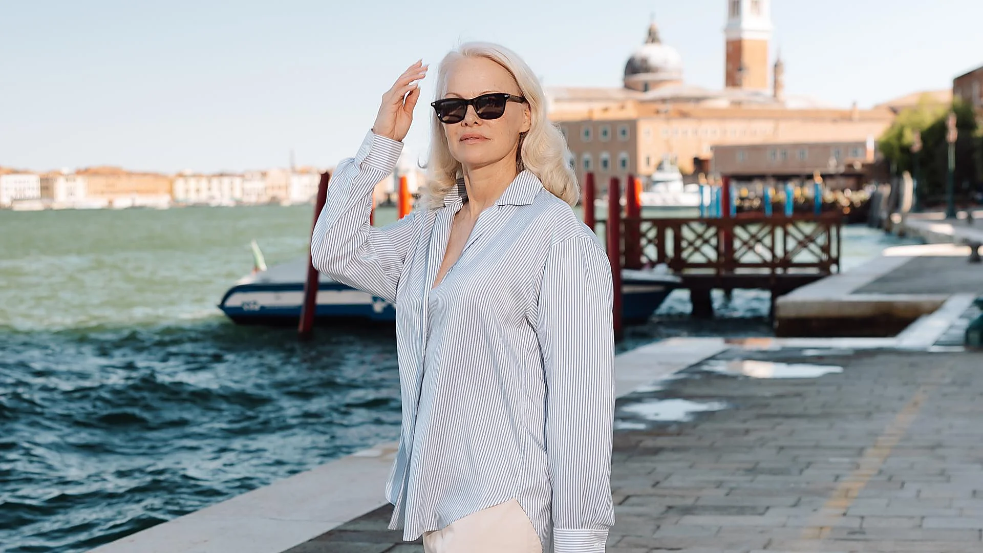 Pamela Anderson a le look de la mi-temps qu'on va copier