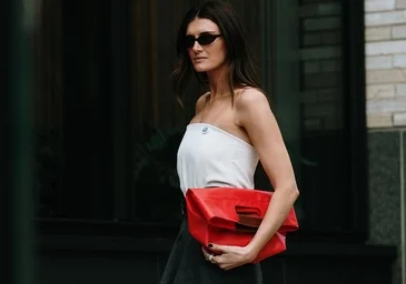 Les accessoires en rouge, l'astuce style des experts de la mode pour faire la différence dans leurs looks