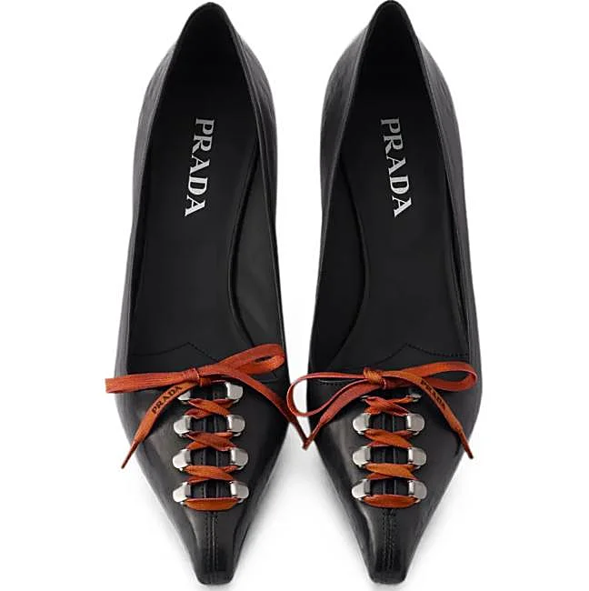 Escarpins anciens en cuir Prada, 1 250 euros.