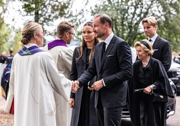 C'était l'hommage massif à Harald de Norvège : émotion, grandes absences et Hakoon à la tête de la famille