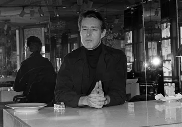 Qui était Roy Halston, le créateur qui habillait des icônes comme Jackie Kennedy ou Bianca Jagger