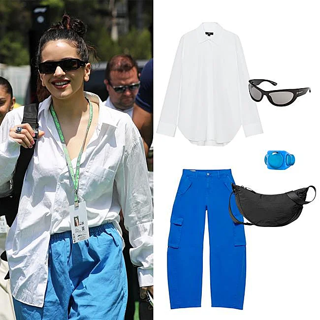Rosalía avec une chemise blanche et un pantalon bleu.