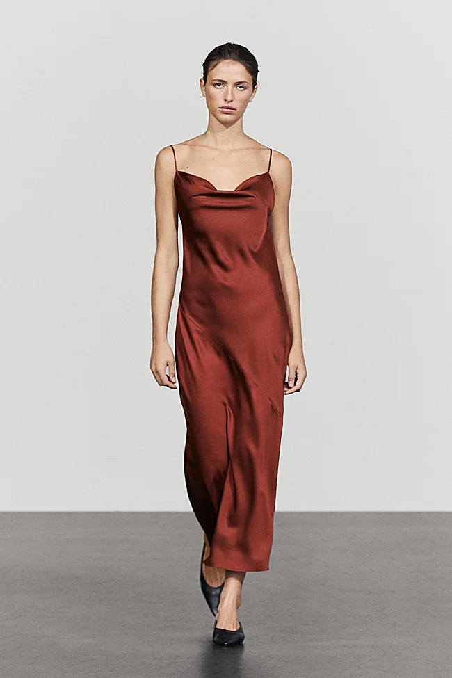 Robe en satin de Massimo Dutti (89,99 euros)