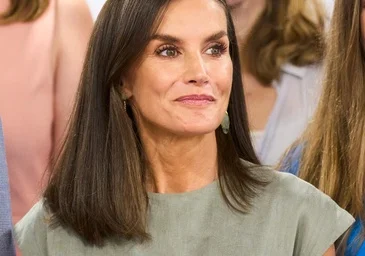 Pourquoi il est devenu à la mode de louer une robe d'invité : une tendance qui a touché même la reine Letizia