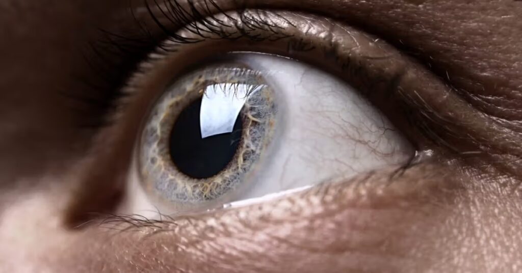 Comment les changements dans les yeux peuvent aider à détecter le risque de fibrillation auriculaire des années plus tôt