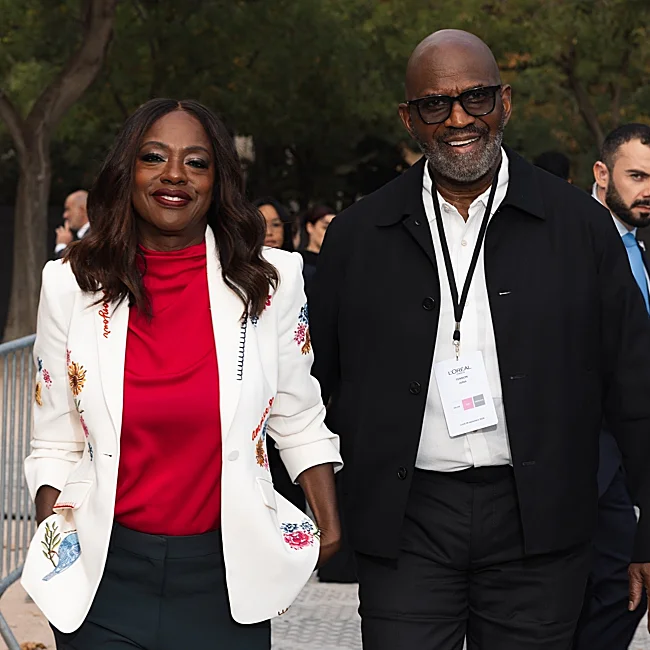 Viola Davis arrivant au défilé avec son mari et partenaire Julius Tennon.