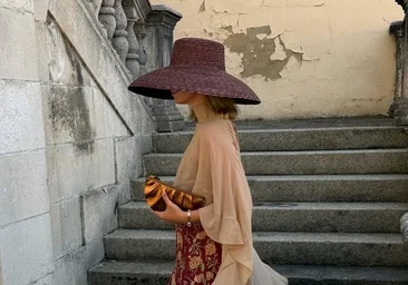 Un expert explique pourquoi les chapeaux XL sont l'accessoire star des invités