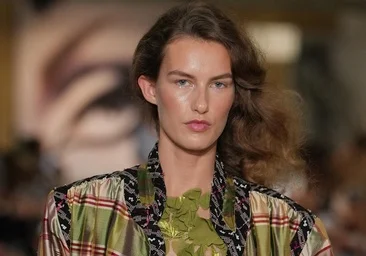 Plus de cheveux sous la douche en septembre ? Les experts expliquent ce qui se passe