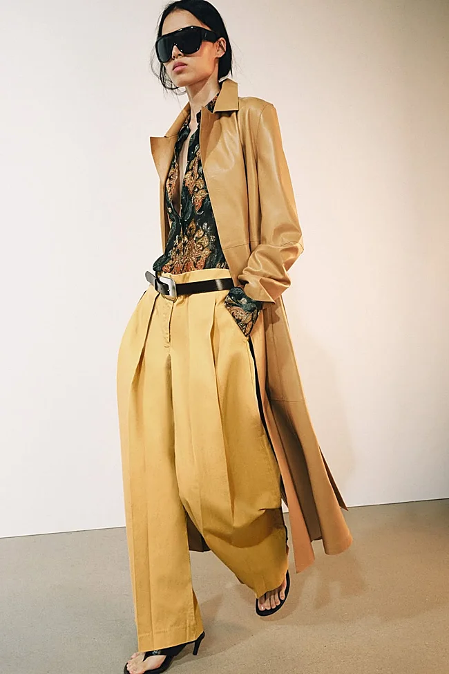 Trench long + chemise imprimée fleurs + pantalon plissé (Photo : Zara)
