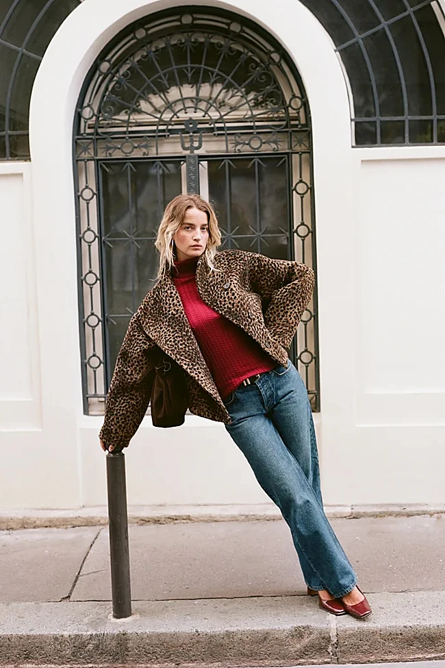 Veste léopard + jean droit + haut rouge (Photo : Rouje)