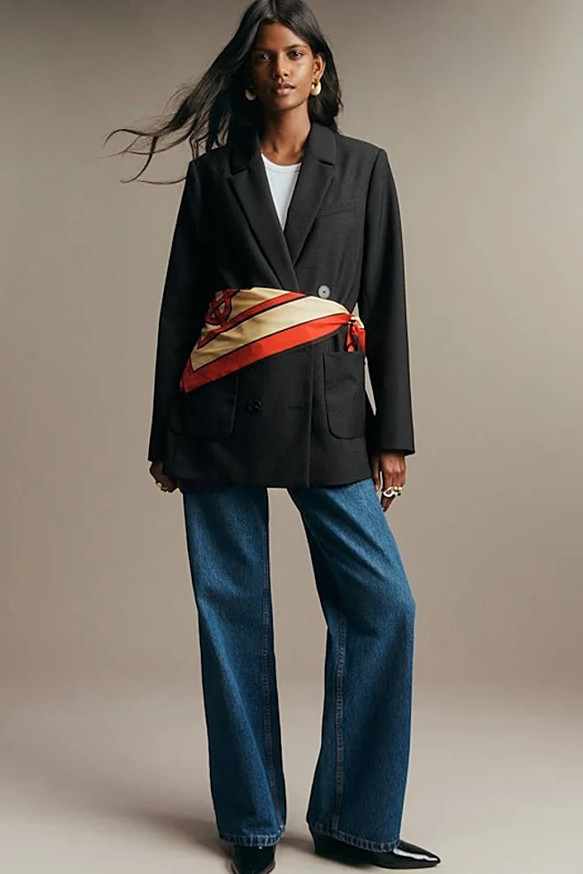 Blazer bleu marine + jean droit + écharpe imprimée