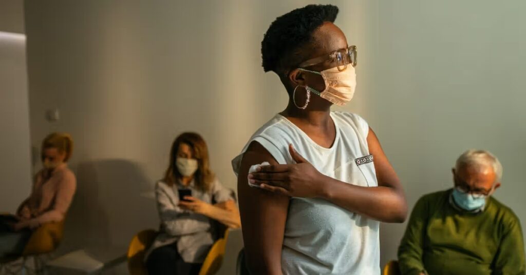 Vaccins : pourquoi certains d'entre nous sont plus susceptibles de ressentir des effets secondaires et que faire