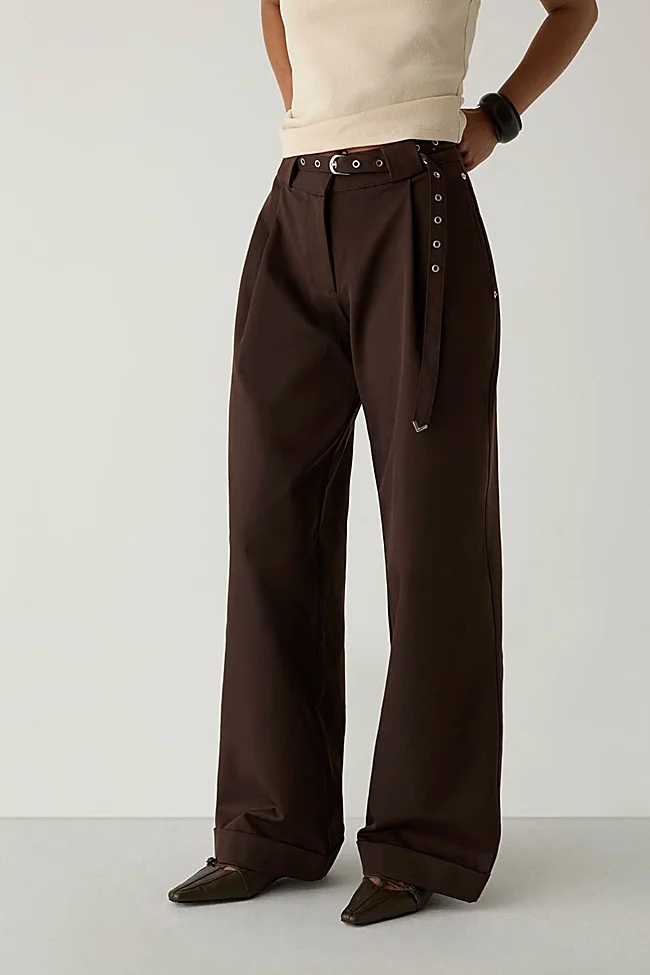 Pantalon marron Laagam (89,95 euros)