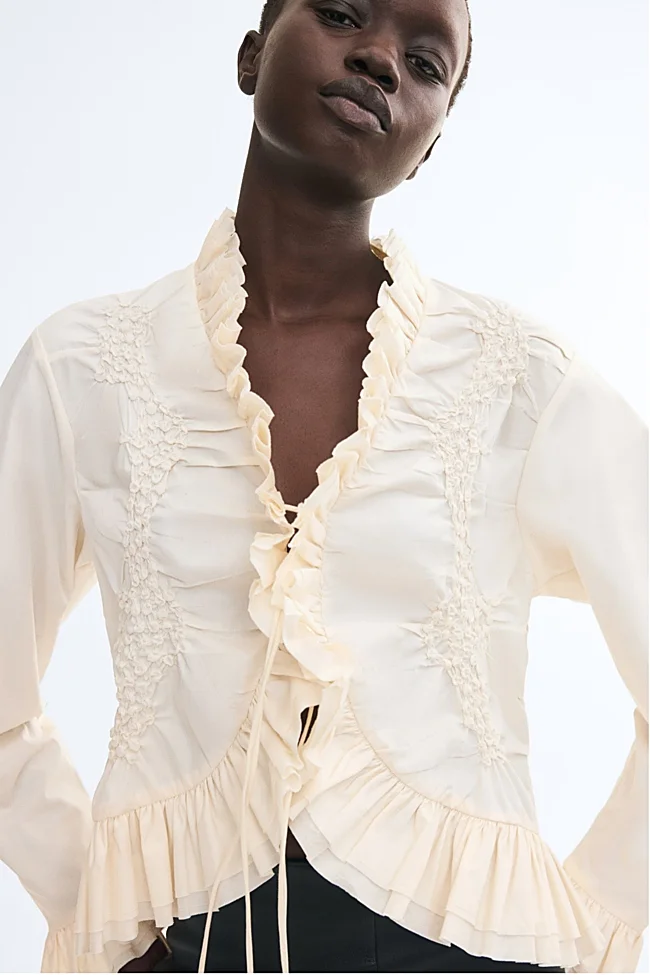 Chemise blanche à volants de H&M (49 euros)