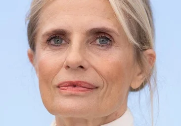 Les cheveux gris ont aussi besoin de protection solaire : l'erreur qui les rend ternes et jaunes
