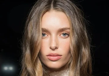 Le blush intense n'est plus à la mode : c'est l'anti-blush, la tendance qui recherche un blush à peine visible